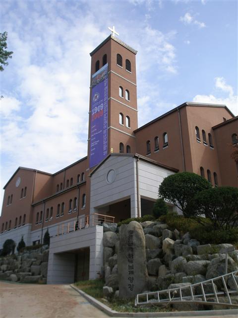 2007년 화재로 새로 지어진 왜관 베네딕도 수도원 성전 모습.