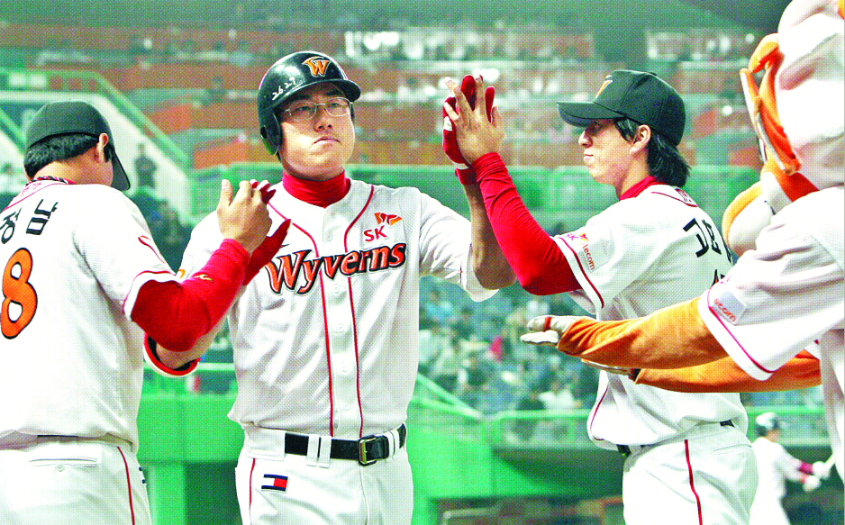 22일 프로야구 문학전에서 SK 박정권(왼쪽 두번째)이 3회말 삼성 윤성환의 공을 받아쳐 솔로홈런을 뽑은 뒤 동료들의 환영을 받고 있다. 배우근기자 kenny@sportsseoul.com