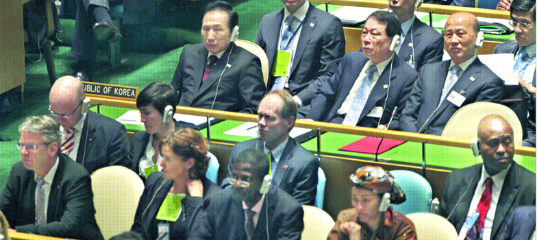 기후변화 정상회의 개막  이명박(뒷줄 왼쪽) 대통령이 22일 오전(현지시간) 뉴욕 유엔본부에서 열린 기후변화 관련 정상회의 개회식에 참석, 유명환(가운데) 외교통상부장관, 이만의(오른쪽) 환경부장관 등과 함께 각국 대표들의 연설을 듣고 있다. 이 대통령은 개막식에 이어 26개국 정상들이 참여한 제1원탁회의를 케빈 러드 호주 총리와 공동으로 주재했다.  뉴욕 최해국특파원 seaworld@seoul.co.kr