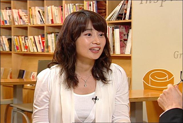 방송대학TV의 새 프로그램 ‘책을 삼킨 TV’의 진행을 맡은 소설가 하성란. 
