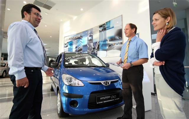 독일의 한 현대차 판매점에서 현지 고객들이 ‘i시리즈’ 구매 상담을 하고 있다. 현대차는 체코 공장 가동을 통해 올해 유럽에 33만 6000대를 판매할 계획이다. 현대차 제공