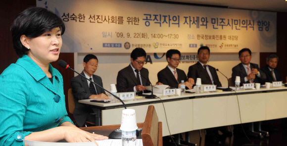 지난 22일 한국행정연구원과 행정안전부 등이 서울 무교동 한국정보화진흥원 대강당에서 개최한 토론회에서 참석자들이 행정고시 수험생들의 역사의식 등을 검정하는 방법을 논의하고 있다. 안주영기자 jya@seoul.co.kr