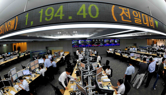 원·달러 환율이 달러당 1100원대로 떨어진 23일 서울 을지로 외환은행 본점 딜링룸 전광판에 종가를 알리는 숫자가 선명하다.  손형준기자 boltagoo@seoul.co.kr