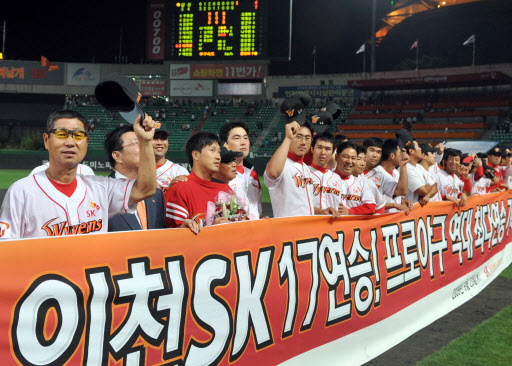 김성근 감독(왼쪽)을 비롯한 SK선수단이 23일 문학구장에서 열린 삼성전에서 17연승으로 프로야구 최다연승 기록을 세운 뒤 활짝 웃으며 자축하고 있다.  김도훈기자 dica@sportsseoul.com