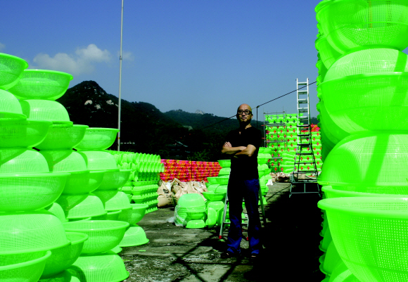 서울 소격동 옛기무사 건물 옥상에 소쿠리 쌓기 설치작업을 진행하고 있는 최정화 작가의 중요한 목표는 ‘희망을 보여주자’는 것. 이 옥상에서 멀리 청와대도 보이는 등 전망이 좋아 관객들이 작품구경도 하고 전망도 즐길 수 있도록 라운지를 설치할 예정이다.