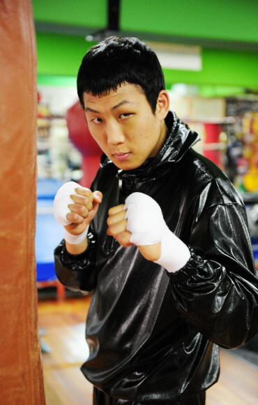 지난 12일 국제복싱기구(IBO) 슈퍼페더급 타이틀매치에서 정상에 등극, 한국 남자선수로는 유일하게 세계챔피언이 된 김지훈이 일산주엽체육관에서 샌드백을 앞에 두고 포즈를 잡고 있다.