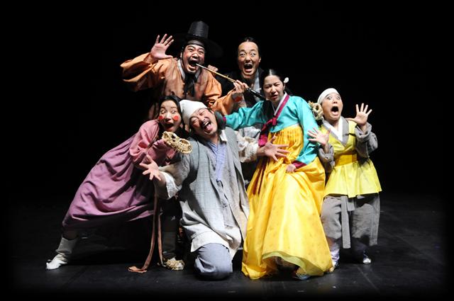 한가위를 앞두고 각국의 전통문화를 돌아보는 무대가 열린다. 서울시극단의 마당놀이 ‘신 흥보놀부’.