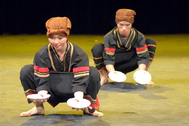 말레이시아 전통춤 ‘조겟’.