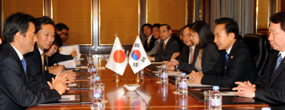 이명박(오른쪽 두번째) 대통령이 23일 오후(현지시간) 미국 뉴욕 인터콘티넨털호텔에서 하토야마 유키오(왼쪽 두번째) 일본 총리와 정상회담을 하고 있다.  뉴욕 최해국특파원 seaworld@seoul.co.kr