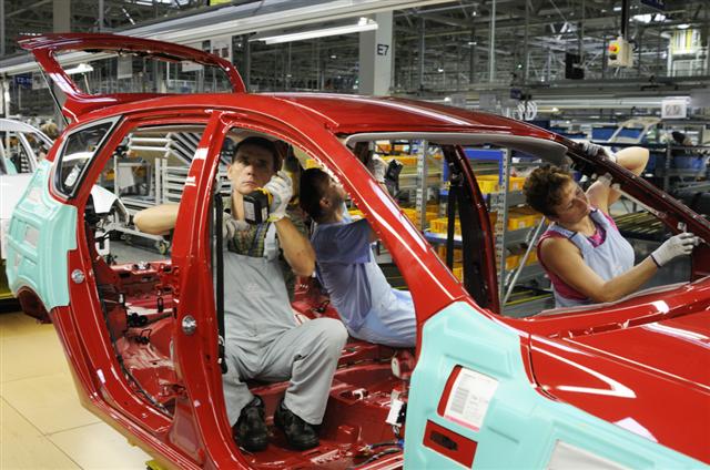 24일 준공식을 가진 체코 노소비체 현대차 공장에서 근로자들이 분주한 손놀림으로 ‘i시리즈’ 승용차를 조립하고 있다. 현대자동차 제공