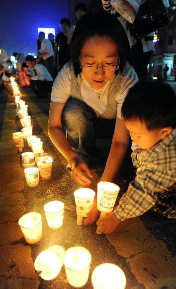 2008년 촛불집회에 참가한 시민들이 종로의 중앙차선에 촛불을 늘어놓아 긴‘촛불행렬’이 이어졌다. 서울신문 포토라이브러리