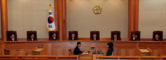24일 이강국 헌법재판소장과 재판관들이 ‘야간 옥외집회를 금지한 집회 및 시위에 관한 법률’(집시법)의 위헌 여부를 선고하기 위해 서울 재동 헌법재판소 대심판정에 앉아 있다. 이날 헌법재판소는 야간 옥외집회 금지조항에 대해 헌법불합치 결정을 내렸다.  이언탁기자 utl@seoul.co.kr