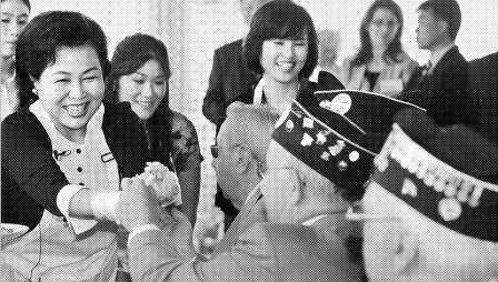 김윤옥(왼쪽) 여사가 21일(현지시간) 뉴욕 인근 롱아일랜드 레오널즈 연회장에서 직접 부친 해물파전을 참전용사들에게 대접하고 있다. 뉴욕 최해국특파원 seaworld@seoul.co.kr