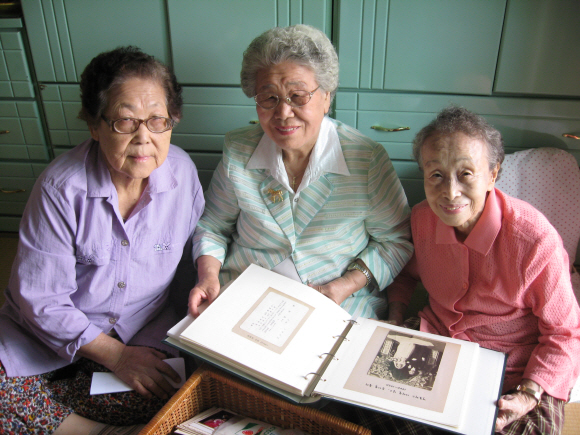 경기 일산시 흰돌마을 영구임대아파트의 할머니들이 옛 앨범과 편지를 함께 보고 있다. 