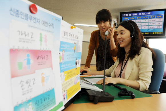 23일 서울 염리동 건강보험공단 신종플루 콜센터에서 직원들이 전화 상담을 하고 있다. 신종플루 상담은 콜센터 지식관리시스템에 내재된 응대 매뉴얼에 따라 이뤄진다. 도준석기자 pado@seoul.co.kr