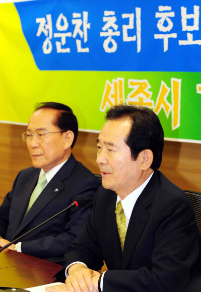 민주당 정세균(오른쪽) 대표와 자유선진당 이회창 총재가 27일 국회에서 긴급 회동을 가진 뒤 정운찬 국무총리 후보자의 자진사퇴 및 내정철회를 촉구하고 있다. 안주영기자 jya@seoul.co.kr