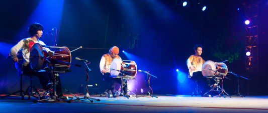 뉴웨이브 코리안 뮤직 그룹 노름마치가 장고 합주곡인 ‘소낙비’를 연주하는 모습. 노름마치 제공