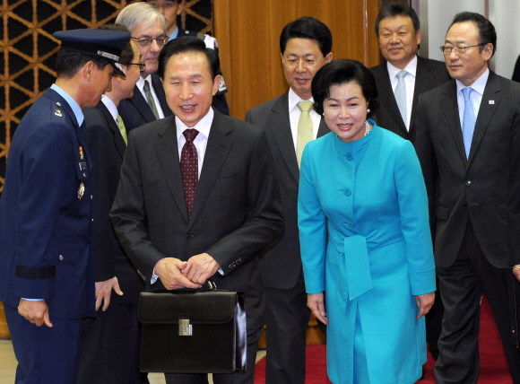 이명박 대통령과 부인 김윤옥 여사가 26일 밤 6박7일간의 방미 일정을 마친 뒤 서울공항을 통해 귀국하고 있다. 최해국기자 seaworld@seoul.co.kr