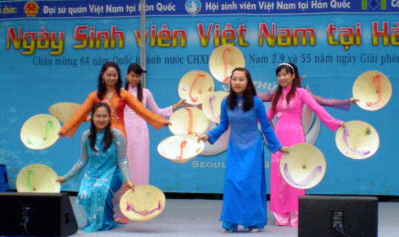 27일 서울 삼청동 주한 베트남대사관에서 열린 ‘베트남 학생의 날’ 행사에서 고유의상을 차려입은 베트남인 유학생들이 전통모자인 ‘논’을 들고 민속춤을 선보이고 있다.