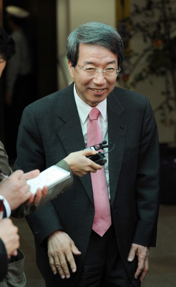 정운찬 국무총리 후보자가 28일 오후 국회에서 임명동의안이 통과된 직후 환한 표정으로 서울 창성동 정부청사별관에서 소감을 밝히고 있다. 지난 3일 총리로 내정된 뒤 25일만에 인준이 이뤄졌다. 정연호기자 tpgod@seoul.co.kr