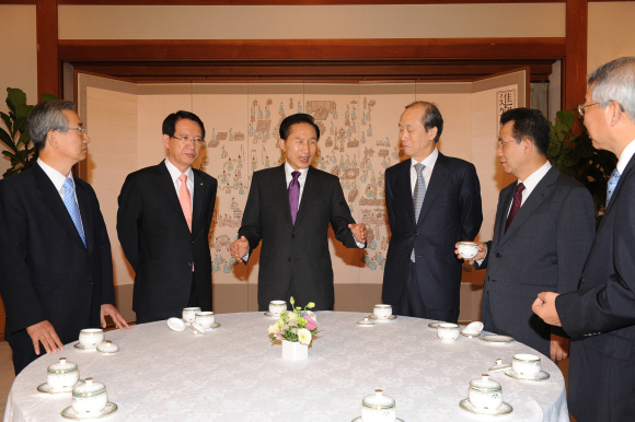 이명박 대통령이 28일 청와대에서 5부 요인과 오찬을 하기에 앞서 미국방문 결과를 설명하고 있다. 이강국(왼쪽부터) 헌법재판소장, 김형오 국회의장, 이 대통령, 이용훈 대법원장, 한승수 국무총리, 양승태 중앙선거관리위원장. 최해국기자 seaworld@seoul.co.kr