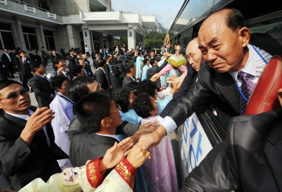 차마 놓지 못하는 두손 