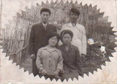 북한은 최근까지 남측 가족과 간접적으로나마 연락을 취해 온 납북어부 허정수씨에 대해 이번 추석 이산가족 상봉을 위한 생사확인 때 ‘연락두절’이라고 회신해온 것으로 알려졌다. 납북자가족모임 최성용 대표에 따르면 허정수(56)씨는 지난달까지 “보낸 사람”을 통해 가족들과 편지 등으로 연락을 주고 받았다. 사진은 지난 1975년 8월 동해에서 납북된 천왕호 선원 허정수(56)씨가 같이 납북된 형 허용호씨와 함께 북에서 결혼한 형제 내외끼리 찍은 사진. 왼쪽 검정옷 입은 사람이 허용호씨(2001년11월 사망), 오른쪽 흰옷 입은 남자가 허정수씨.  연합뉴스
