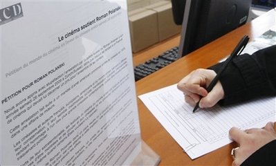 　한 여성이 28일(현지시간) 파리의 시네마테크 프랑소와즈에서 로만 폴란스키의 사면을 청원하는 서명서에 서명하고 있다.파리 AP 연합뉴스