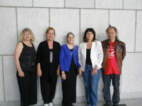 왼쪽부터 아르헨티나의 밀타 가펠리아리, 할리 바스케즈, 빌마 빌라버드, 엘레나 엘리잘데, 한국의 막사발 도예가 김용문씨. 