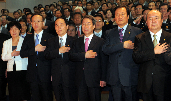 鄭 신임총리 취임식  29일 서울 세종로 정부중앙청사 별관에서 열린 제40대 국무총리 취임식에서 정운찬(왼쪽 네번째) 신임총리가 장관들과 함께 국기에 대한 경례를 하고 있다. 안주영기자 jya@seoul.co.kr