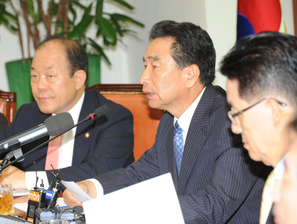 靑밖의 野  민주당 이강래(가운데) 원내대표가 29일 국회에서 원내대책회의를 주재하며 다음 달 국감에서 정운찬 신임 총리의 각종 의혹을 계속 추궁하겠다고 밝히고 있다. 이호정기자 hojeong@seoul.co.kr