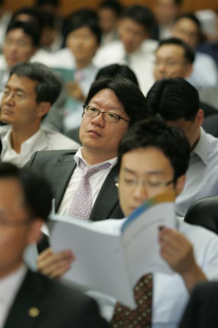 29일 서울 여의도 한국거래소 국제회의장에서 열린 ‘기업인수목적회사(SPAC)’ 제도 도입 설명회에서 참석자들이 발표 내용을 귀기울여 듣고 있다. 설명회에는 증권업계 등 투자자 400여명이 몰렸다.  한국거래소 제공