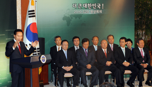 이명박 대통령이 30일 오전 청와대에서 특별 기자회견을 갖고 G20 정상회의 유치의 의미와 선거구제 개편, 북핵해법 등을 설명하고 있다. 최해국기자 seaworld@seoul.co.kr