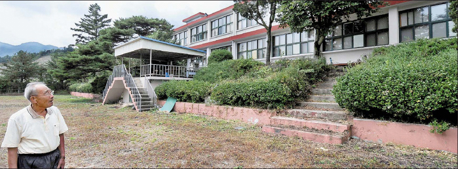 2002년에 폐교된 경기 가평읍 복장리 복장초교의 졸업생 장석헌(81)옹이 학교를 둘러보고 있다. 1936년 개교한 이 학교는 지역사회의 버팀목 역할을 했다.  류재림기자 jawoolim@seoul.co.kr