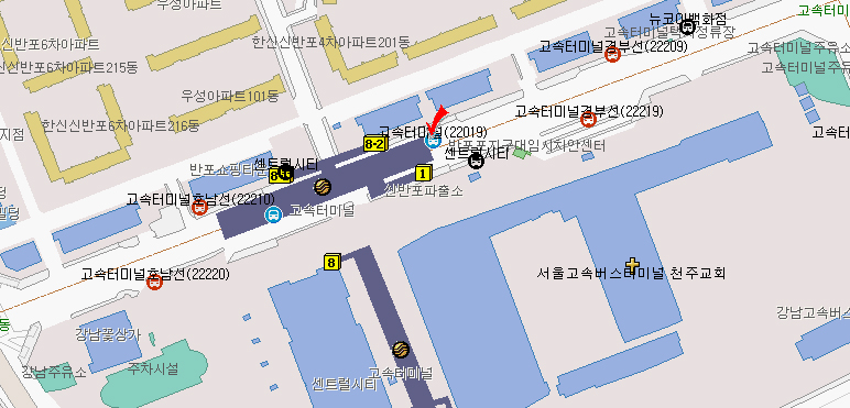 서울고속터미널앞 버스중앙차로 모습 파란색 표시가 중앙차로 정류소,빨간 동그마리가 가변차로 정류소다. 검은 색 표시는 마을버스/공항버스 정류장