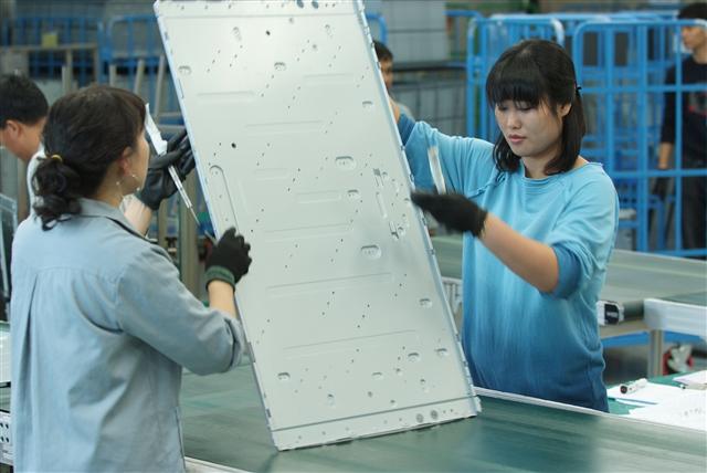 1일 오성디스플레이 직원들이 추석연휴에도 열심히 제품을 만들고 있다 