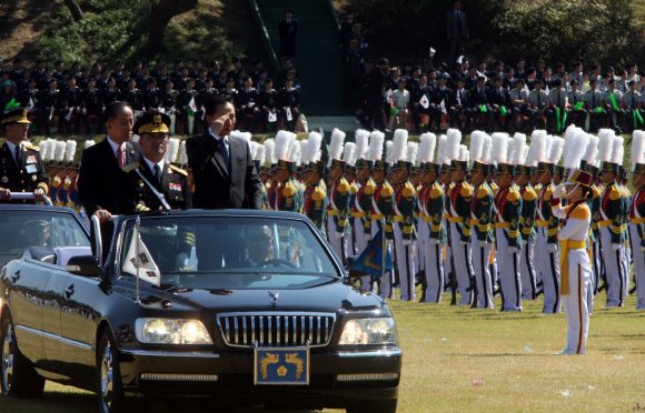 이명박 대통령이 1일 오전 충남 계룡시 계룡대 연병장에서 열린 건군 61주년 국군의 날 기념식에서 열병을 하고 있다. 계룡 청와대사진기자단