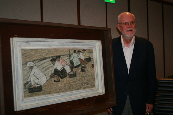 위작 시비에 휘말린 박수근 화백의 유화 ‘빨래터’의 옛 소장자인 미국인 존 릭스가 1일 서울 소공동 웨스틴조선호텔에서 열린 기자간담회에서 작품 옆에 섰다. 