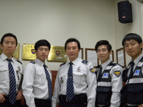 1일 추석 연휴가 시작됐지만 지역 치안을 위해 귀성을 포기한 서울 역삼지구대 4팀의 경찰관들이 지구대에서 포즈를 취하고 있다.