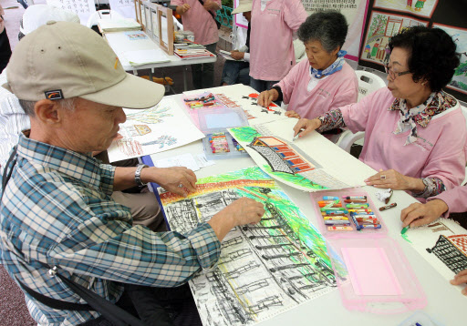 2005년 2886명이던 치매노인 실종자가 2008년엔 4246명으로 70% 가까이 늘었다. 실종문제는 장기화될 가능성이 높은 만큼 후속 관리가 중요하다. 사진은 9월21일 ‘치매의 날’을 맞아 ‘치매 조기검진 체험행사’에 참가한 노인들이 미술치료를 받고 있는 모습.   서울신문 포토라이브러리 