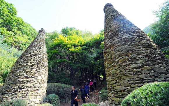 경기 군포시 산본신도시를 지켜주는 진산으로 주민들로부터 사랑을 받고 있는 수리산 자연학습장의 병목안 석탑. 자연석 5만 5700여개를 높이 7m로 쌓아 올린 석탑이 등산객을 지켜주듯 의연하게 서 있다. 정연호tpgod@seoul.co.kr