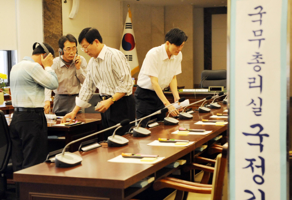 5일 시작되는 국정감사를 앞두고 국무총리실 직원들이 4일 서울 세종로 정부중앙청사 19층에 마련된 국정감사장 시설물들을 최종 점검하고 있다. 이번 국감에선 행정구역개편, 세종시 건설 수정 문제 등이 집중적으로 다뤄질 전망이다.  이호정기자 hojeong@seoul.co.kr