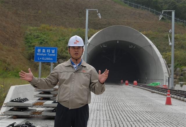 국내 최장 터널로 기록될 천성산 원효터널 앞에서 SK건설 김현일 현장 소장이 시공 과정상 어려움을 설명하고 있다.