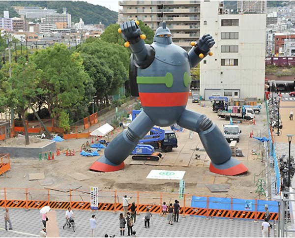 고베의 한 공원에 세워진 철인 28호의 모습 (http://technabob.com/blog/2009/10/02/tetsujin-28-go-statue-japan/)