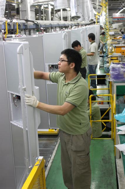 대우일렉 광주공장 직원들이 냉장고 조립작업을 하고 있다. 대우일렉 제공 