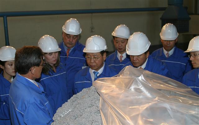 정준양(가운데) 포스코 회장이 최근 카자흐스탄 티타늄 슬래브 생산 회사를 찾아 사업 설명을 듣고 있다.  포스코 제공 