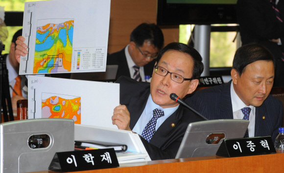 6일 지식경제부 국감에서 한나라당 이종혁 의원이 경북 경주시의 지질 자료를 제시하며 방사성폐기물처분장을 경주시에 설치하는 것이 부적합하다고 지적하고 있다. 안주영기자 jya@seoul.co.kr