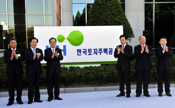 이명박(오른쪽 세 번째) 대통령이 7일 경기 성남 분당구 정자동 한국토지주택공사 출범식에 참석해 현판을 제막한 뒤 손뼉을 치고 있다. 왼쪽부터 정종화 전 주공 노조위원장, 이병석 국회 국토해양위원장, 이지송 한국토지주택공사 사장, 이 대통령, 정종환 국토해양부 장관, 고봉환 전 토공 노조위원장. 최해국기자 seaworld@seoul.co.kr