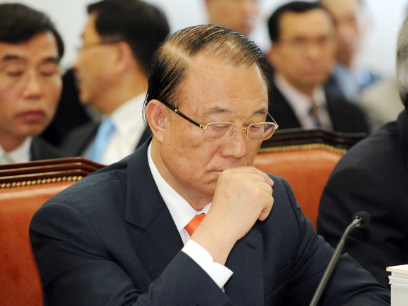 최시중 방송통신위원장이 7일 국회 문방위에서 국정감사 도중 잠시 생각에 잠겨 있다. 이호정기자 hojeong@seoul.co.kr