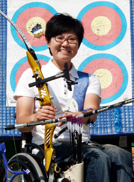 지난달 전국장애인체육대회에서 양궁 6관왕에 오른 고희숙이 서울 구의동 정립회관에서 훈련 도중 장애인 스포츠에 대한 사회의 관심을 촉구하며 밝게 웃고 있다.